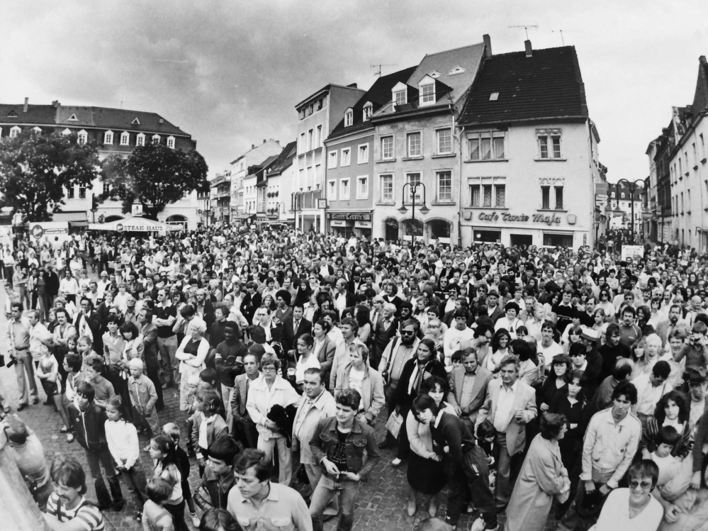 Besucher am St. Johanner Markt 1975