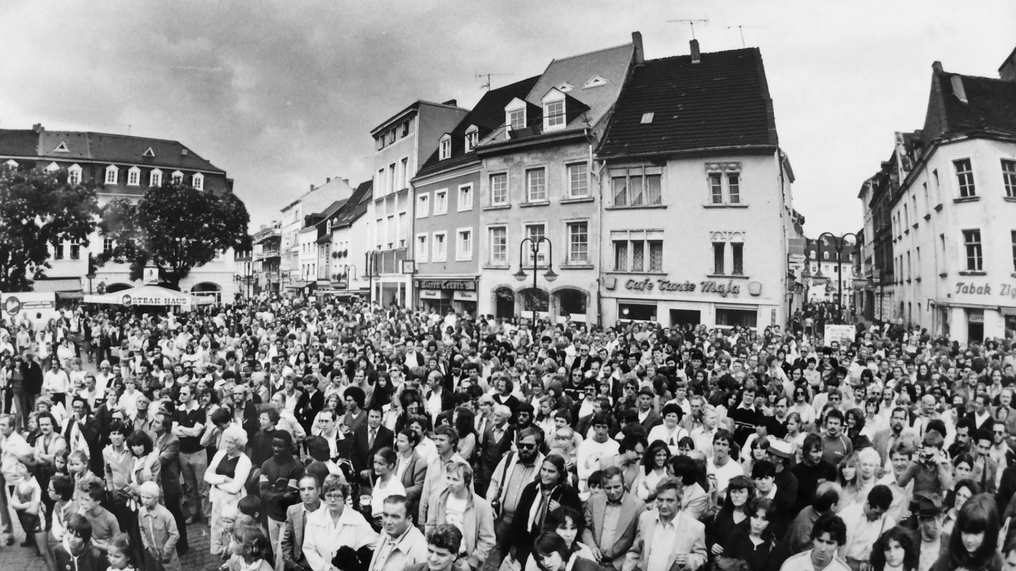 Besucher am St. Johanner Markt 1975
