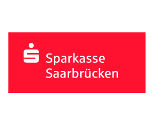 Ein rotes Rechteck, in dem das Sparkassenlogo und die Worte Sparkasse Saarbrücken zu sehen ist