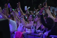 Menschen nehmen Konzert mit Mobiltelefon auf