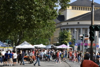 Marktstände mit Saarbrücker Staatstheater im Hintergrund 