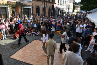 Tanzfläche mit Tänzern und Publikum