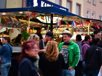 Altstadtfest 2024: Besucherinnen und Besucher am Getränkestand