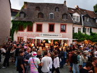 Altstadtfest 2024: Besucherinnen und Besucher der Türkenstraße mit Blick auf das Antiquariat