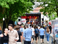 Altstadtfest 2024: Blick auf die Bühne der 2. Chance Saar