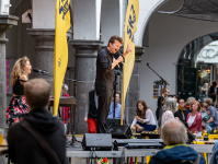 Altstadtfest 2024: Songpoetinnen im Innenhof der Stadtgalerie