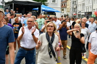 Publikum auf dem St. Johanner Markt, einige filmen mit ihren Handys