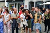 Eine Gruppe Besucher auf dem St. Johanner Markt