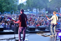 Zwei Mitglieger der Band Welshly Arms von hinten mit Blick aufs Publikum