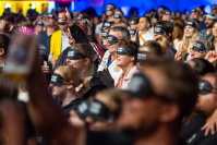 Zahlreiche Konzertbesucher tragen Augenmasken mit der Aufschrift „Von hier an blind“ und zeigen Daumen oder Peace-Zeichen.