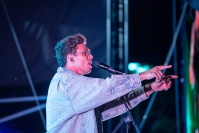 Kamrad beim singen, zeigt auf Publikum