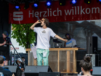 Eine Rap-Crew performt mit sichtbarer Energie auf der Bühne. 
