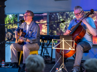 Zwei Musiker auf der Bühne mit Gitarre und Bass 