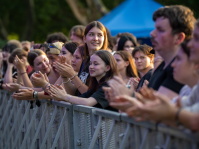 Nahaufnahme des Publikums direkt vor der Bühne beim Altstadtfest-Konzert. Junge Menschen stehen an der Absperrung, klatschen, lachen und genießen die Musik.