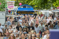 Dichtes Menschengedränge zwischen Ständen, im Hintergrund Banner „Fussballclub Saarbrücken“.