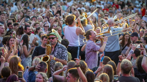 Querbeat, Altstadtfest Sonntag, 5. Juli 2026 Saxophonist und Posaunisten musizieren direkt in der jubelnden, tanzenden Menschenmenge.