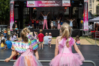  Kindertanzgruppe tritt auf Bühne auf, davor Kinder in Feen- und Ballerina-Kostümen. 